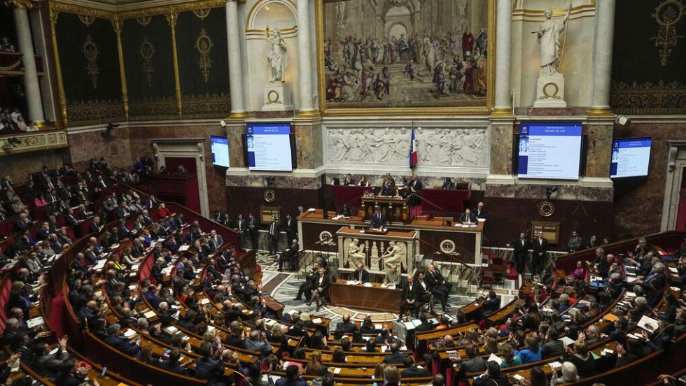 Η ψηφοφορία στην Εθνοσυνέλευση. 493 ψήφισαν υπέρ και 30 κατά